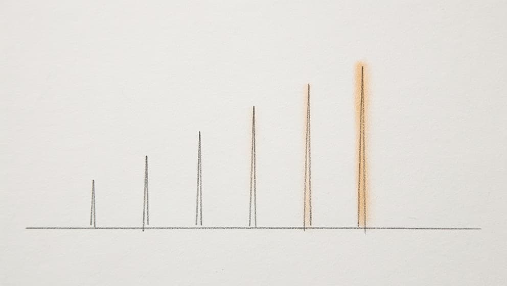 Abstrakt åtte-ukers tidslinjekomposisjon på off-white papir med åtte gradvis stigende markører og en varm ravgul aksent som fremhever uke fem til åtte der protokoll-konsolidering skjer