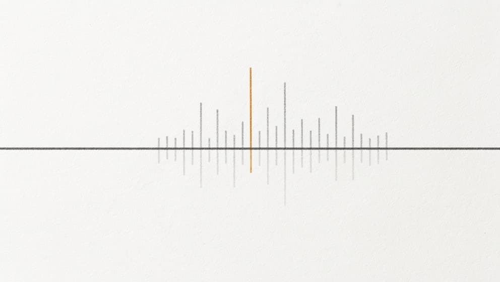 Redaksjonell infografikk tidslinje som spenner fra 1990-tallet til 2026 og plotter milepæler i peptidforskning med dempet beige bakgrunn og varm ravgul markør ved tilbaketrekningen i april 2025