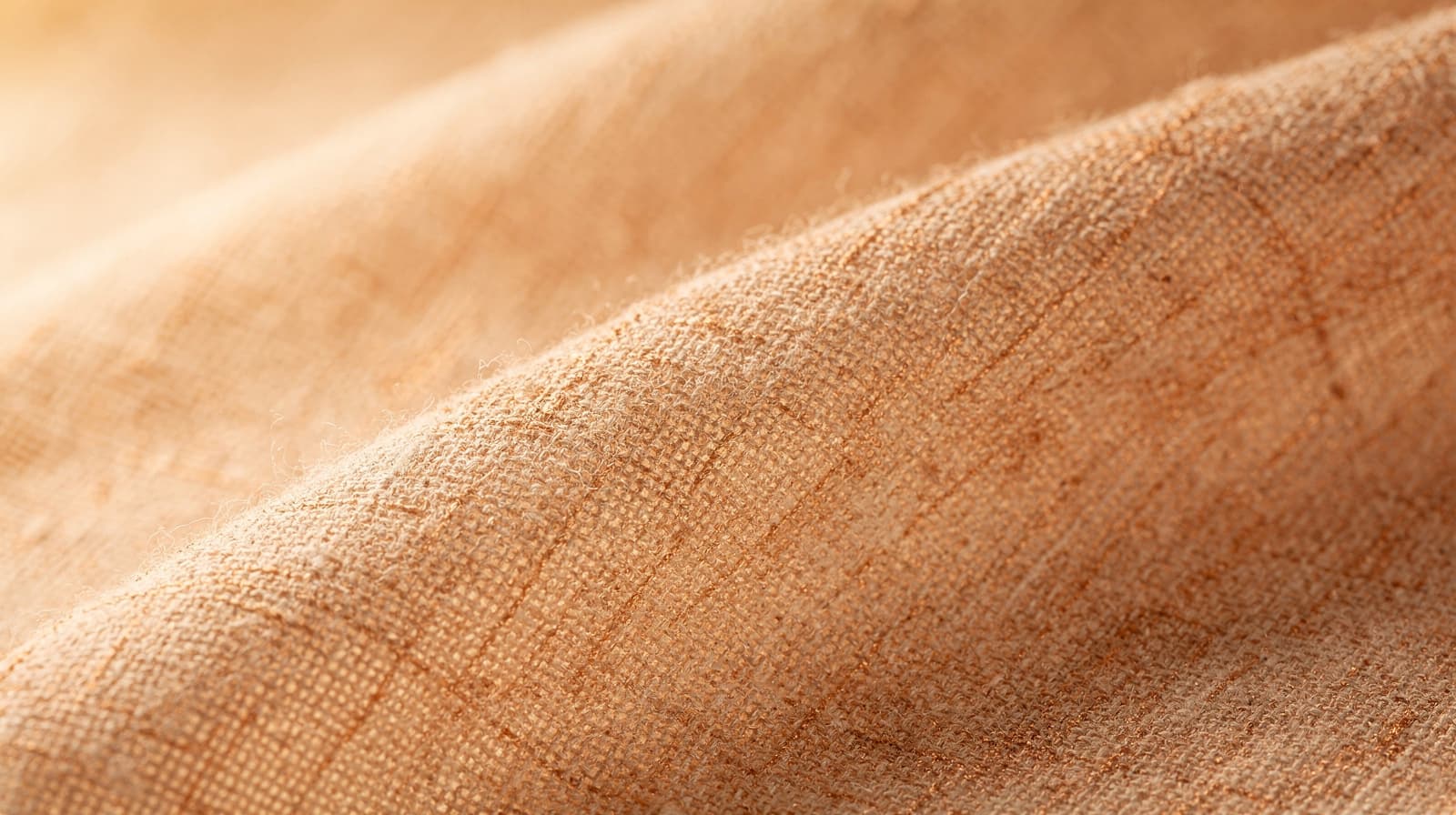 Doseringsboks ved siden av injeksjonshetteglass på et klinisk skrivebord, som illustrerer krysningen mellom peptider og reseptbelagte legemidler.