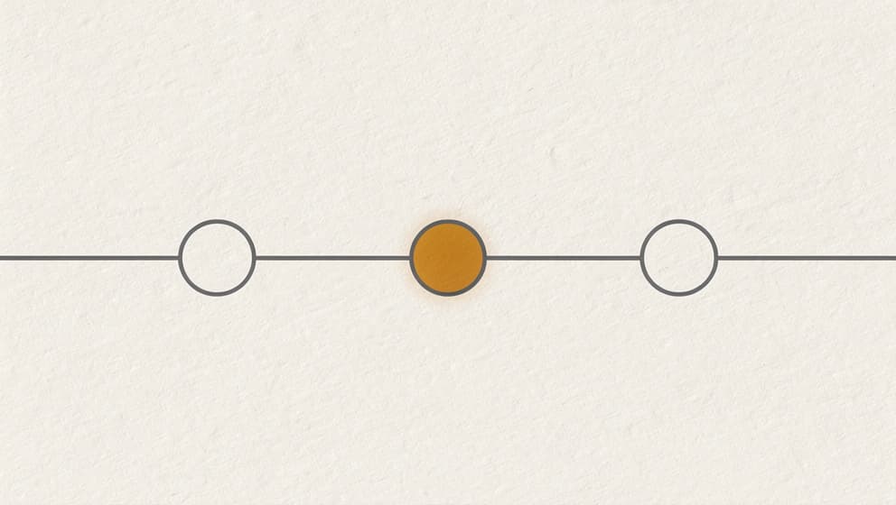 Horisontal tidslinje-stripe som viser pakkeåpning, tollflagging, varselbrev og destruksjon på off-white papir med varm ravgul aksent på beslaglegget