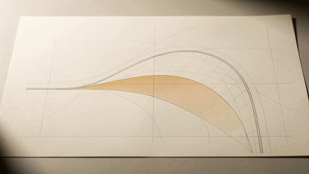 Arkitektonisk linjekunst-diagram av en lang synkende kurve på gråhvit papir med varm amber-fyll under, minimal redaksjonell vitenskapelig estetikk
